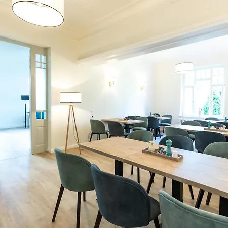 Am Haus 2 4 4*